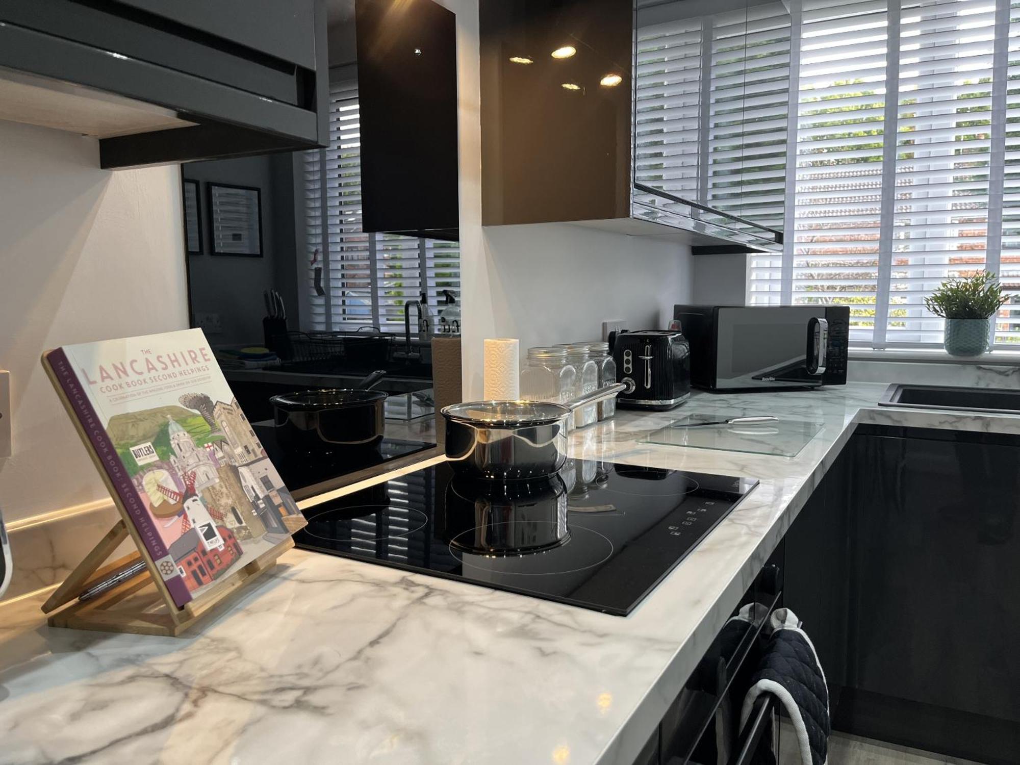 Modern 3-Bed Stay-Away-Home Sleeps 6 Nr マンチェスター エクステリア 写真